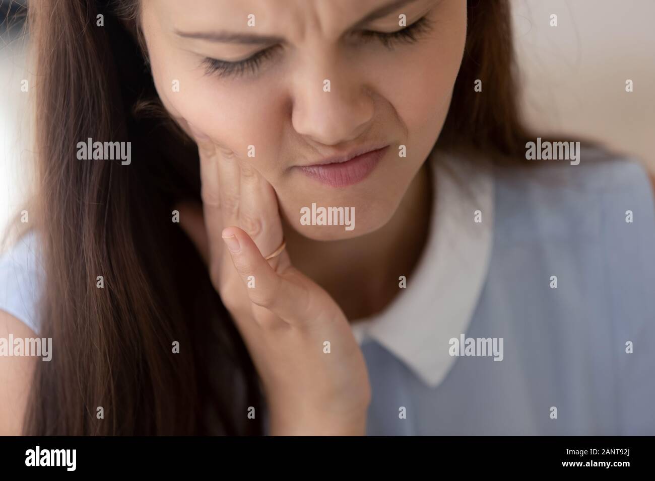 Frau leidet unter starken Zahn ache Detailansicht frowny face Stockfoto