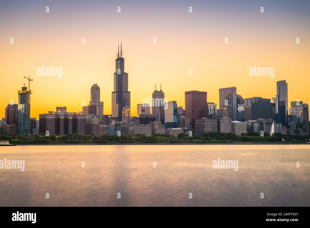 Chicago, Illinois, USA Downtown Skyline aus dem Michigan See in der Abenddämmerung. Stockfoto