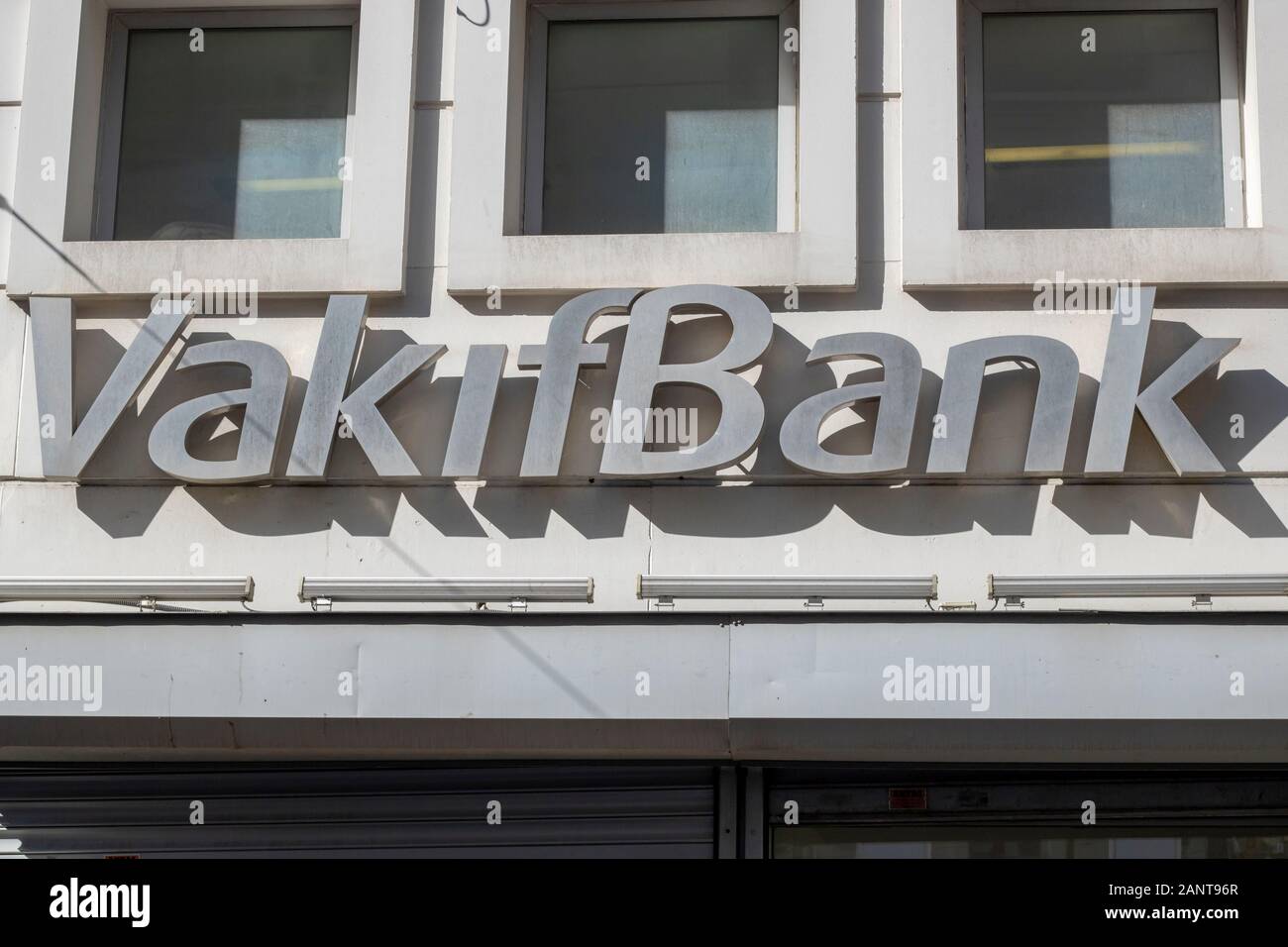 Vakifbank-Niederlassung auf der Istiklal Street. Leute Geld am Geldautomaten abheben. Sie geben und die Bank verlassen. Es ist eine öffentliche Bank. Stockfoto