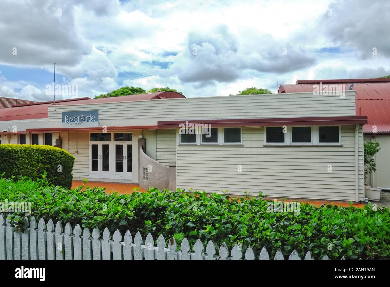 Zwei schlossen sich dem 2. Weltkrieg an, Nissen Hut, Vorderansicht Quonset Huts in Newfarm, Brisbane, Queensland. Stockfoto