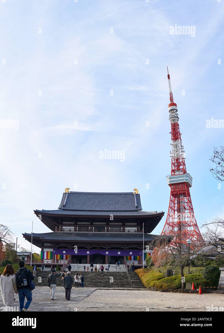 Touristen besuchen Sie San'en-zan Zōjō-ji (zojoji) Buddhistische Tempel und Tokyo Tower in Tokio auf einer klaren Winter am Nachmittag. Stockfoto