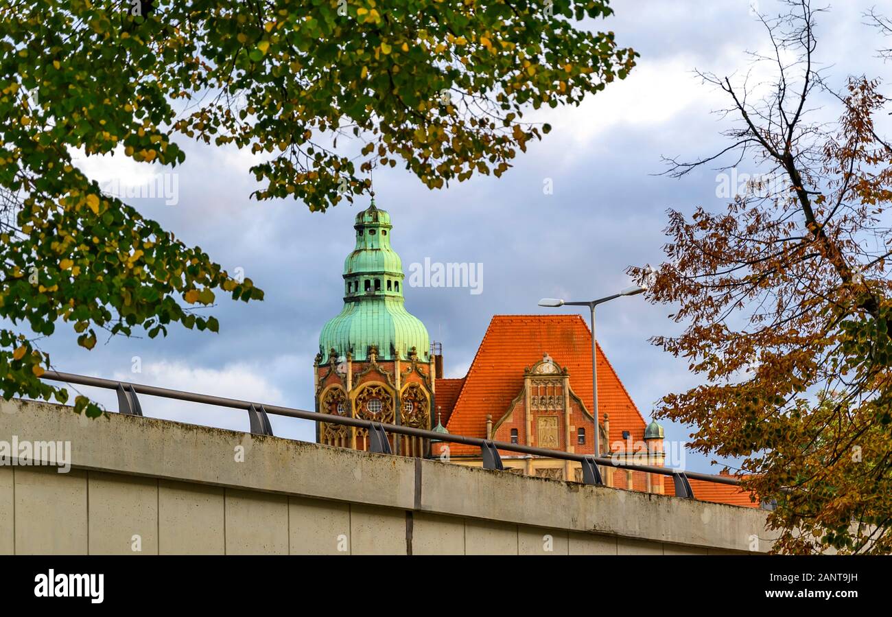 Blick auf einer Autobahn zu einem historischen Post mit einem wunderschön verzierten Ziegelfassade in Berlin, Deutschland. Stockfoto