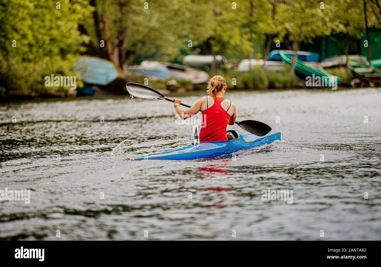 Zurück kayaker Frau Rudern auf Blau Sport Kajak Stockfoto