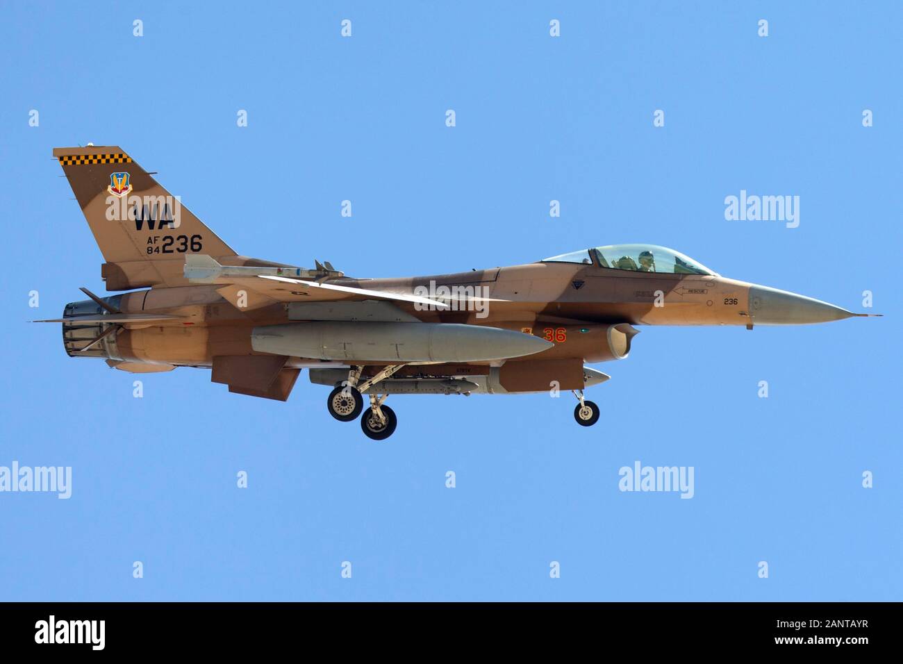 United States Air Force (USAF) General Dynamics F-16C (84-0236) zum 64th Aggressor Squadron, 57th Wing an der Nellis Air Force Base. Stockfoto
