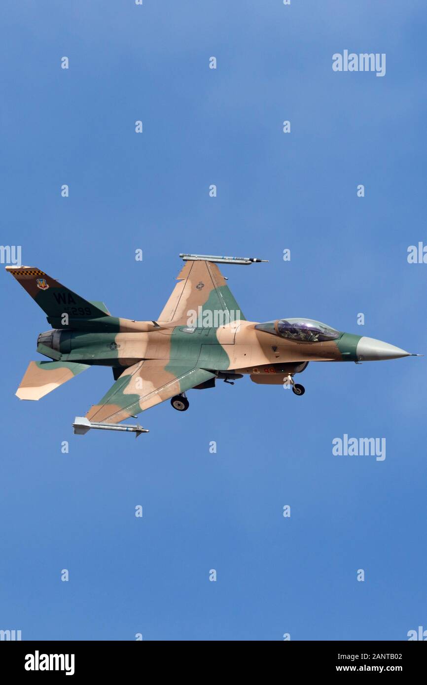 United States Air Force (USAF) General Dynamics F-16C (86-0299) zum 64th Aggressor Squadron, 57th Wing an der Nellis Air Force Base. Stockfoto