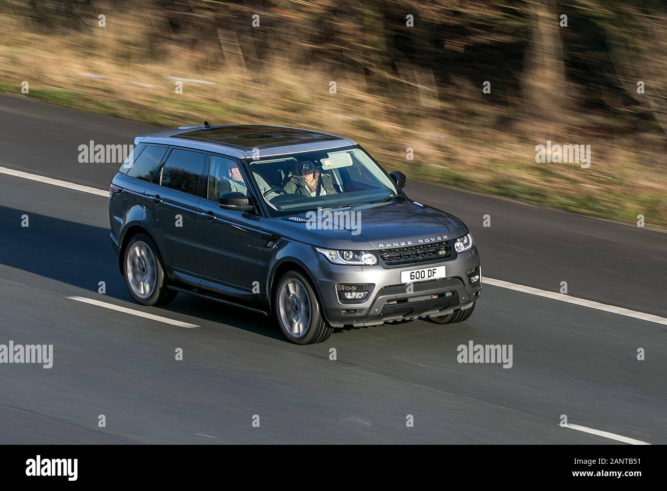 600DF 2014 Land Rover R Rover Sport Hse Dynam Sdv6 EIN grauer Diesel, der auf der Autobahn M6 in der Nähe von Preston in Lancashire, Großbritannien fährt Stockfoto