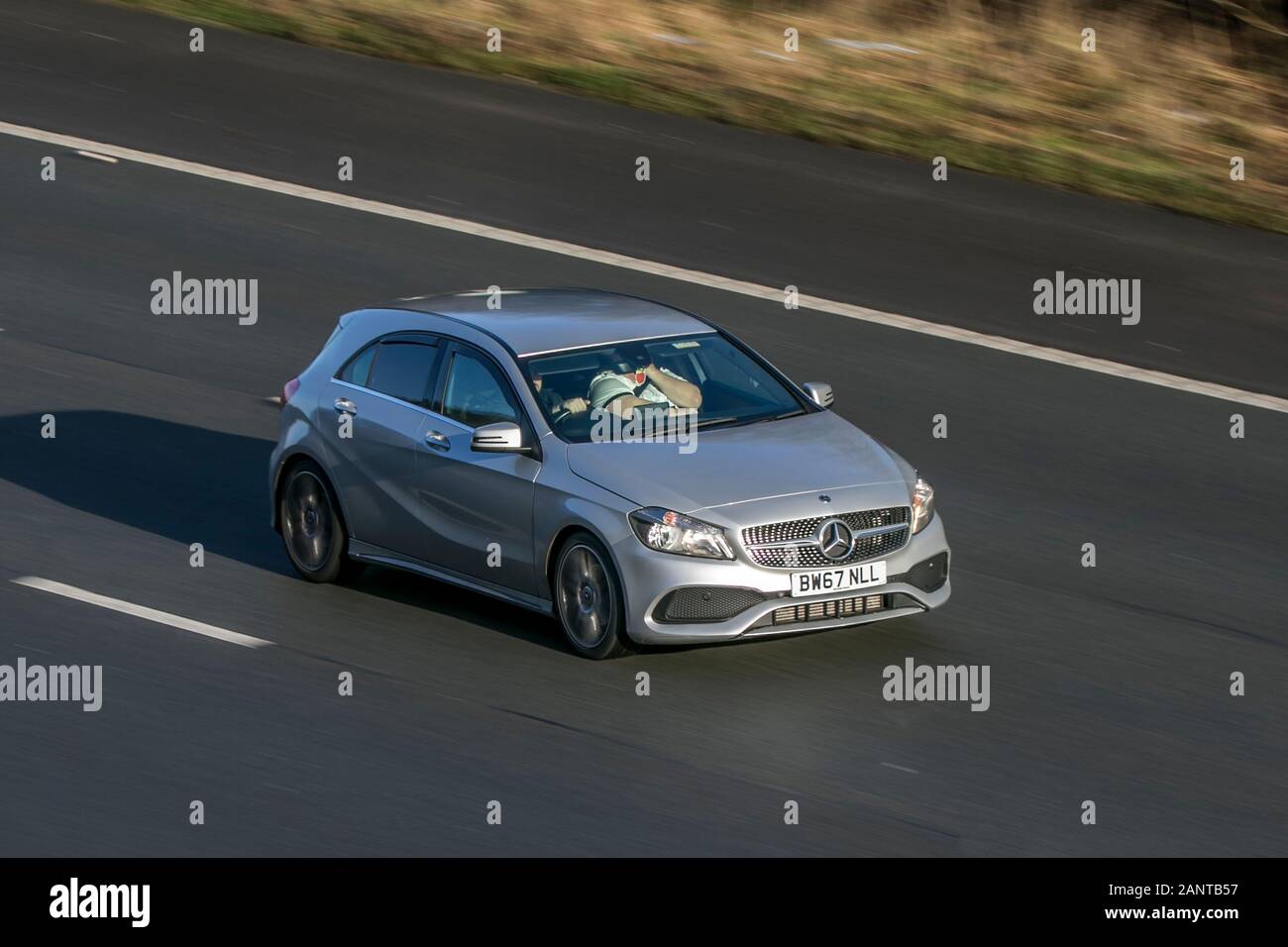 2017 Mercedes-Benz A 180 D Amg Line Silver Car Diesel auf der Autobahn M6 in der Nähe von Preston in Lancashire, Großbritannien Stockfoto