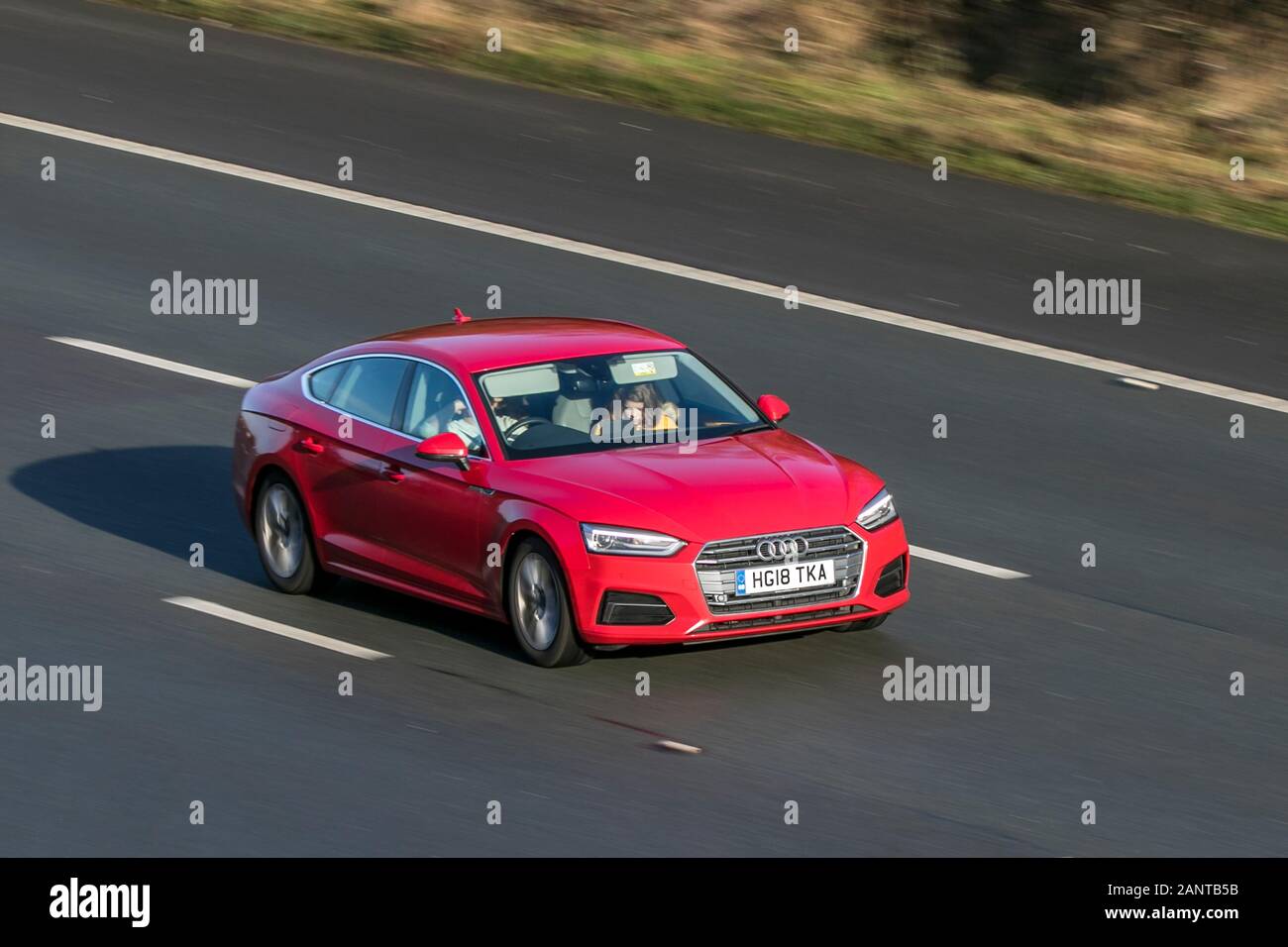 2018 Audi A5 Sport Tdi Ultra S-A roter Autodiesel, der auf der Autobahn M6 in der Nähe von Preston in Lancashire, Großbritannien fährt Stockfoto