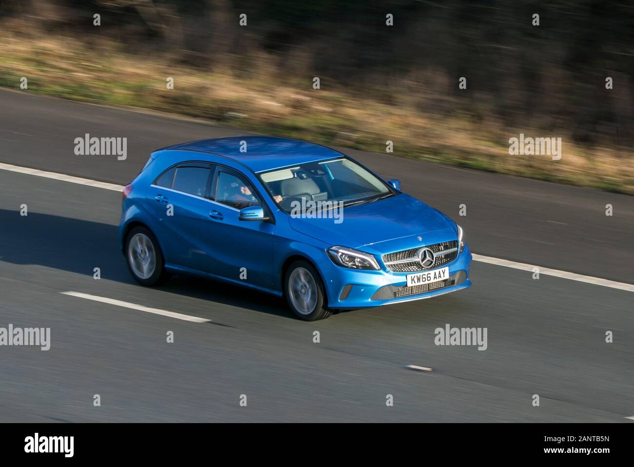 KW66AAY Mercedes-Benz A 200 D Sport Premium Auto Blue Diesel Fahren auf der Autobahn M6 in der Nähe von Preston in Lancashire, Großbritannien Stockfoto