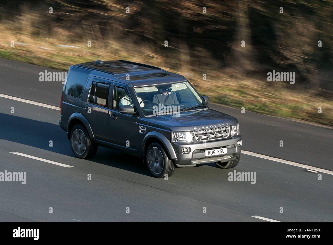 Land Rover Discovery Hse Sdv6 Auto Grey Autodiesel, der auf der Autobahn M6 in der Nähe von Preston in Lancashire, Großbritannien fährt Stockfoto