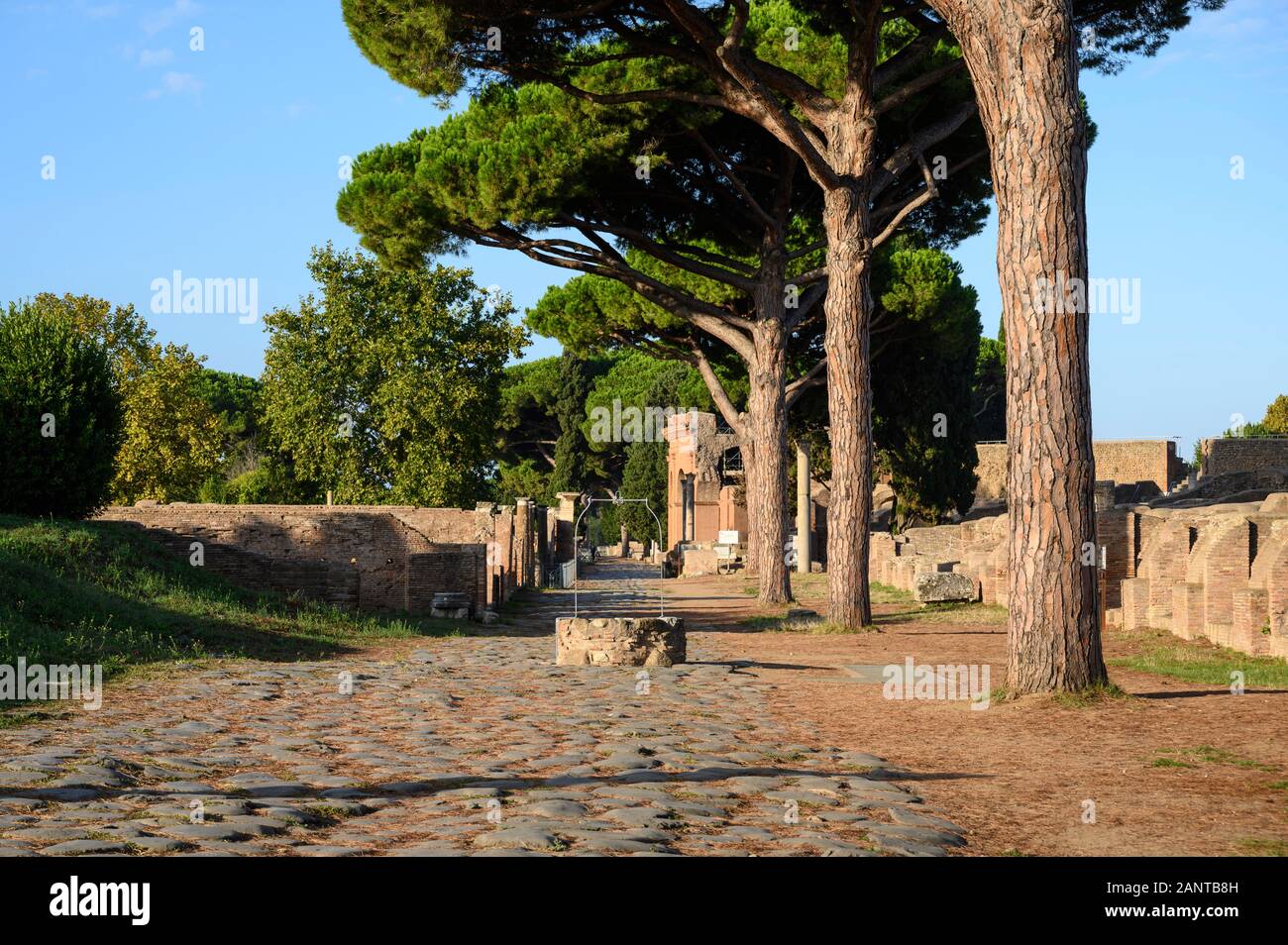 Rom. Italien. Ostia Antica. Decumanus Maximus, das Prinzip der römischen Straße im Osten die Hälfte von Ostia. Sie verläuft von Osten nach Westen, beginnend an der Porta Rom Stockfoto