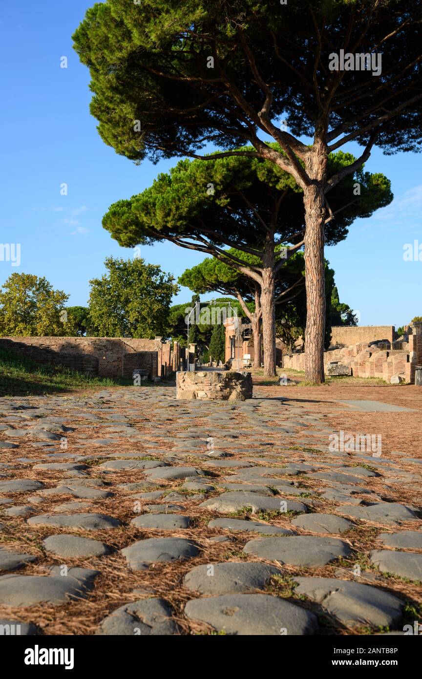 Rom. Italien. Ostia Antica. Decumanus Maximus, das Prinzip der römischen Straße im Osten die Hälfte von Ostia. Sie verläuft von Osten nach Westen, beginnend an der Porta Rom Stockfoto