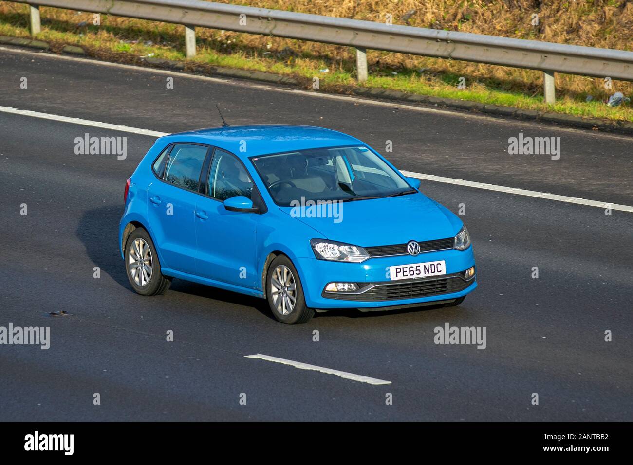 2015 Blau Volkswagen Polo SE TSI; Großbritannien Verkehr, Transport, moderne, Limousinen, nach Süden auf der M61 Autobahn, Manchester, UK gebunden Stockfoto