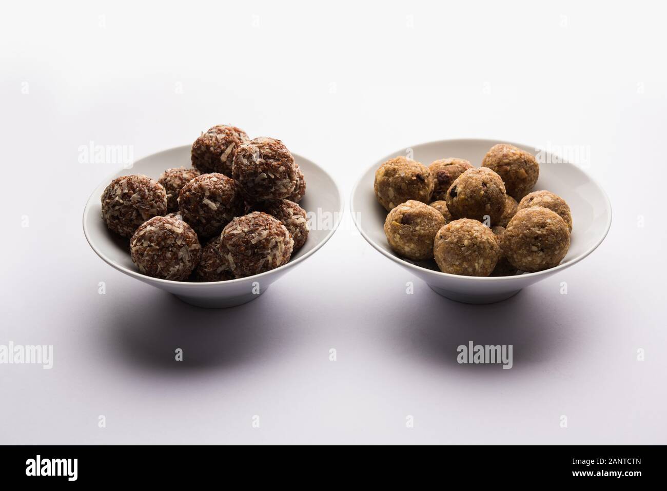 Gruppe von Dink, Gond , aliv, Halim laddu, Laddoo, Ladu, Ladoo hergestellt mit Gartenkresse Samen und essbare Gummi, süße Nahrung Stockfoto