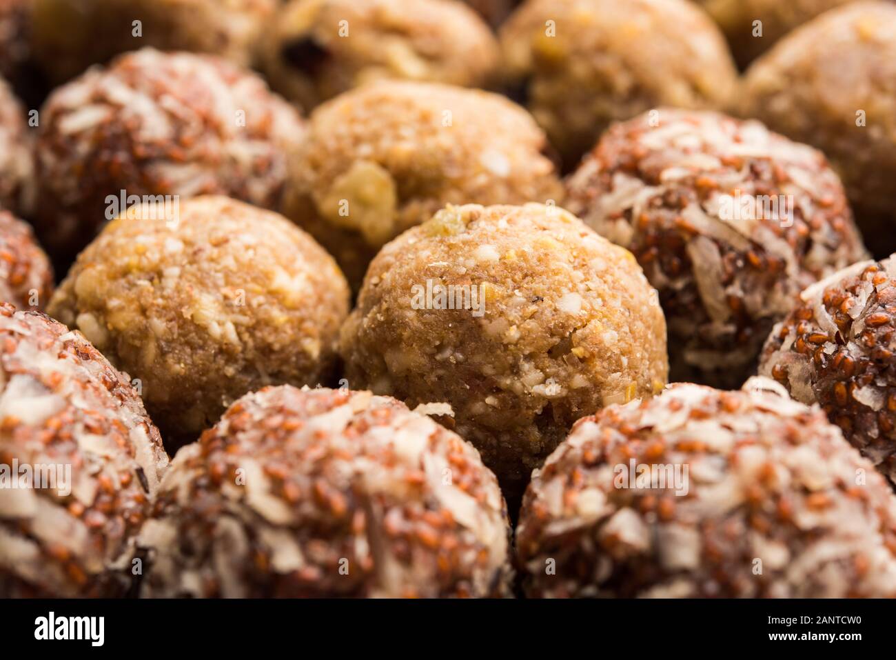 Gruppe von Dink, Gond , aliv, Halim laddu, Laddoo, Ladu, Ladoo hergestellt mit Gartenkresse Samen und essbare Gummi, süße Nahrung Stockfoto