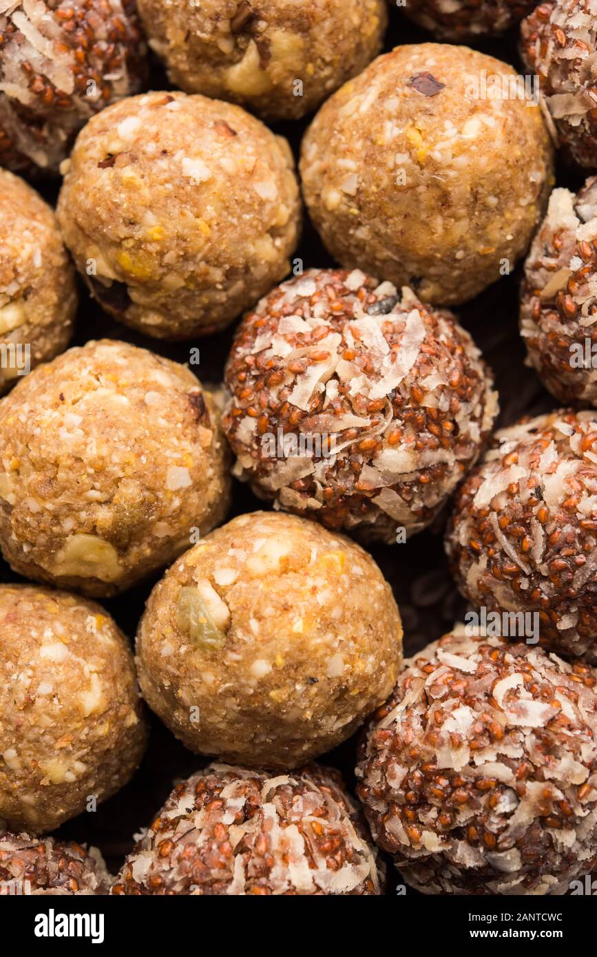 Gruppe von Dink, Gond , aliv, Halim laddu, Laddoo, Ladu, Ladoo hergestellt mit Gartenkresse Samen und essbare Gummi, süße Nahrung Stockfoto