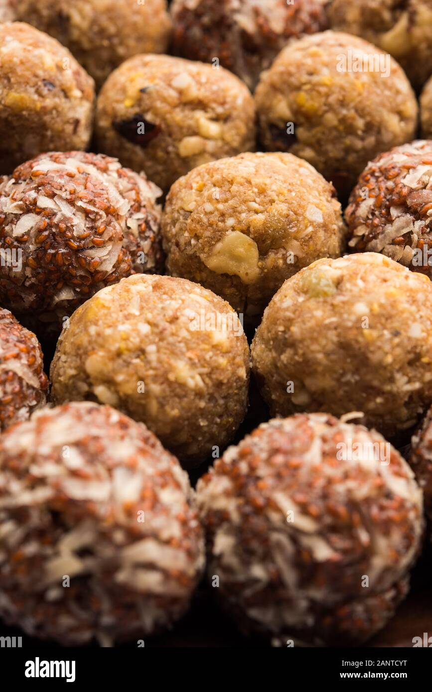 Gruppe von Dink, Gond , aliv, Halim laddu, Laddoo, Ladu, Ladoo hergestellt mit Gartenkresse Samen und essbare Gummi, süße Nahrung Stockfoto