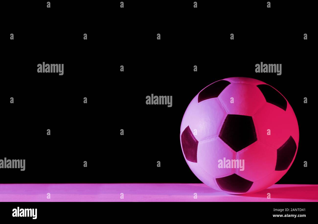 Fußball isoliert auf schwarzem Hintergrund. Blue Neon Banner Kunstkonzept Stockfoto
