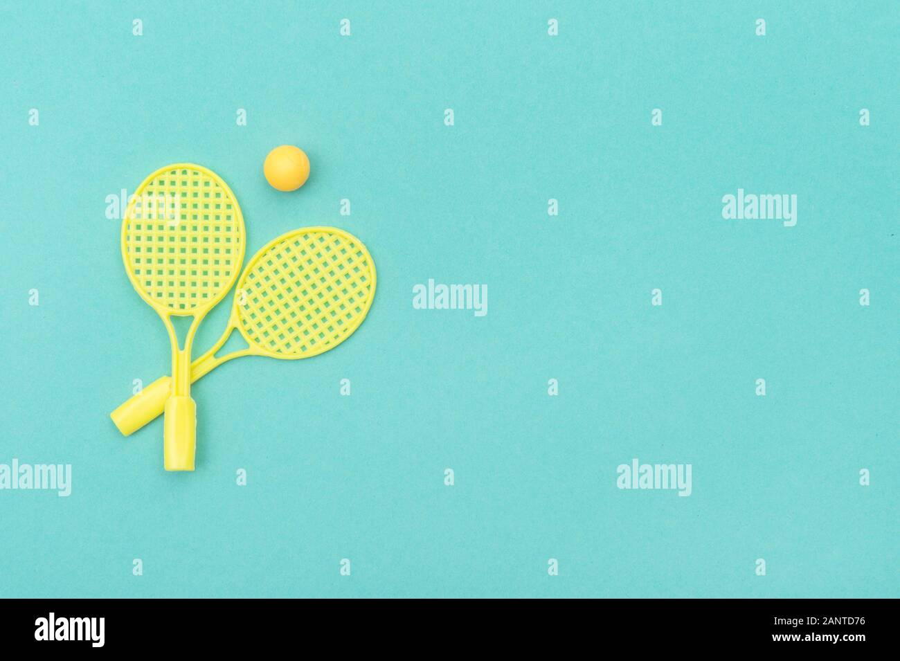 Tennis Schläger und Ball Sport auf grünem Hintergrund. Stockfoto