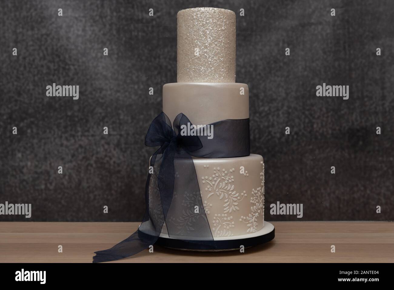 Moderne Dreistufige Hochzeitstorte Stockfoto