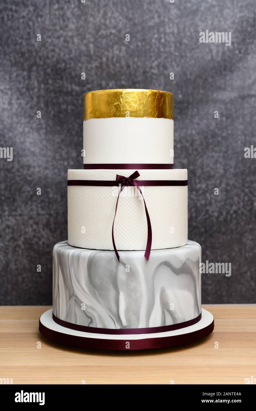 Moderne Dreistufige Hochzeitstorte Stockfoto