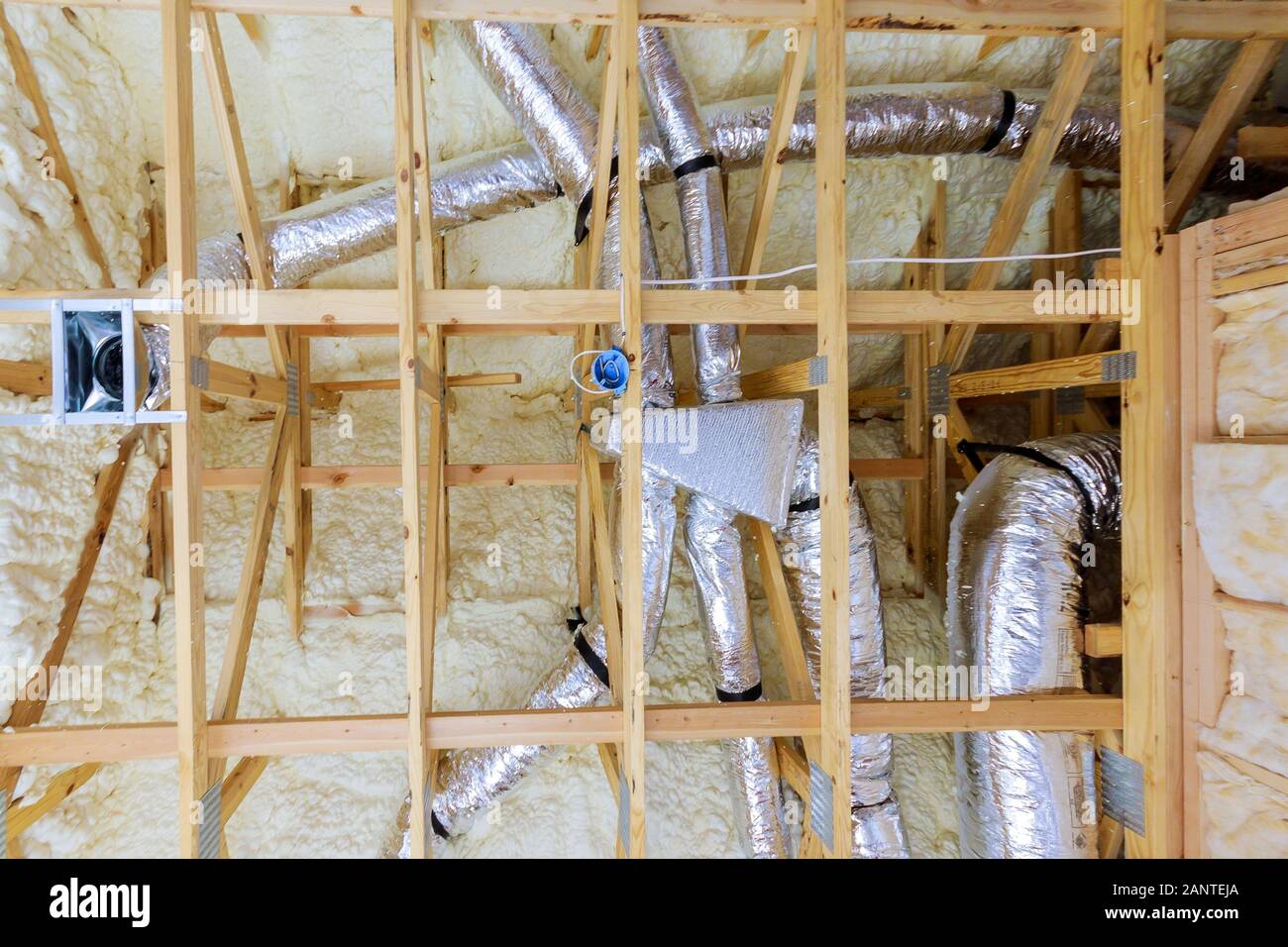 Thermische Dämmung aus geschäumtem Kunststoff neue home Dachgeschoss  Installation von Heizungs-, Lüftungs- und Schläuche entlüftet Heizung auf  dem Dach Stockfotografie - Alamy