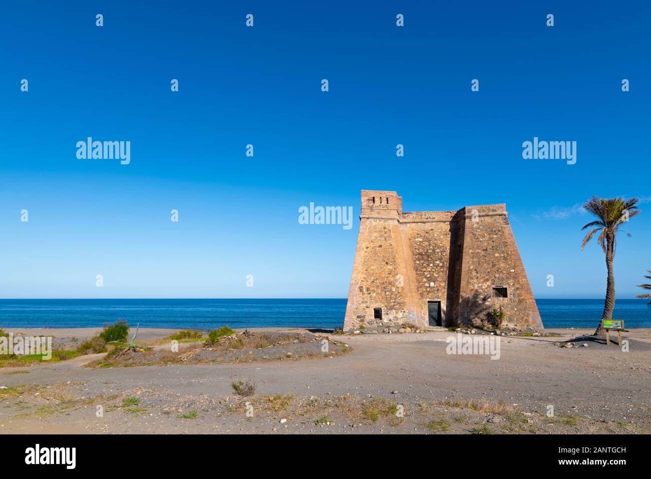 Küsten-Bau in Almeria, Spanien. Hintergrund mit Meer und blauer Himmel. Stockfoto