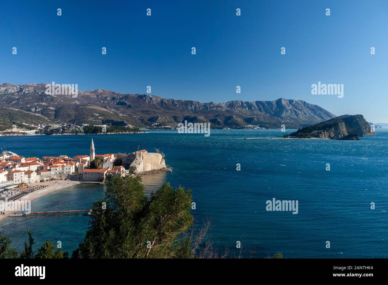 Budva Altstadt, Insel Sveti Nikola, Montenegro, 30. Dezember 2019 Stockfoto