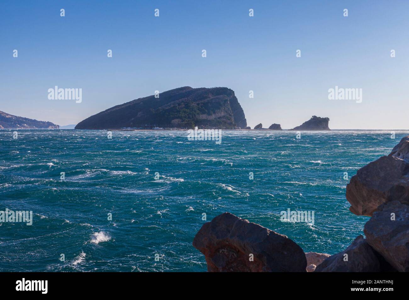 Budva-Bucht, Insel Sveti Nikola, Wind aus Hurrikan, 30. Dezember 2019 Stockfoto