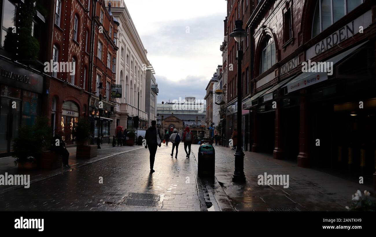 Die Menschen auf den Weg nach Hause, oder auf einer Anfang Dezember Morgen am Covent Garden zu arbeiten. London. Stockfoto