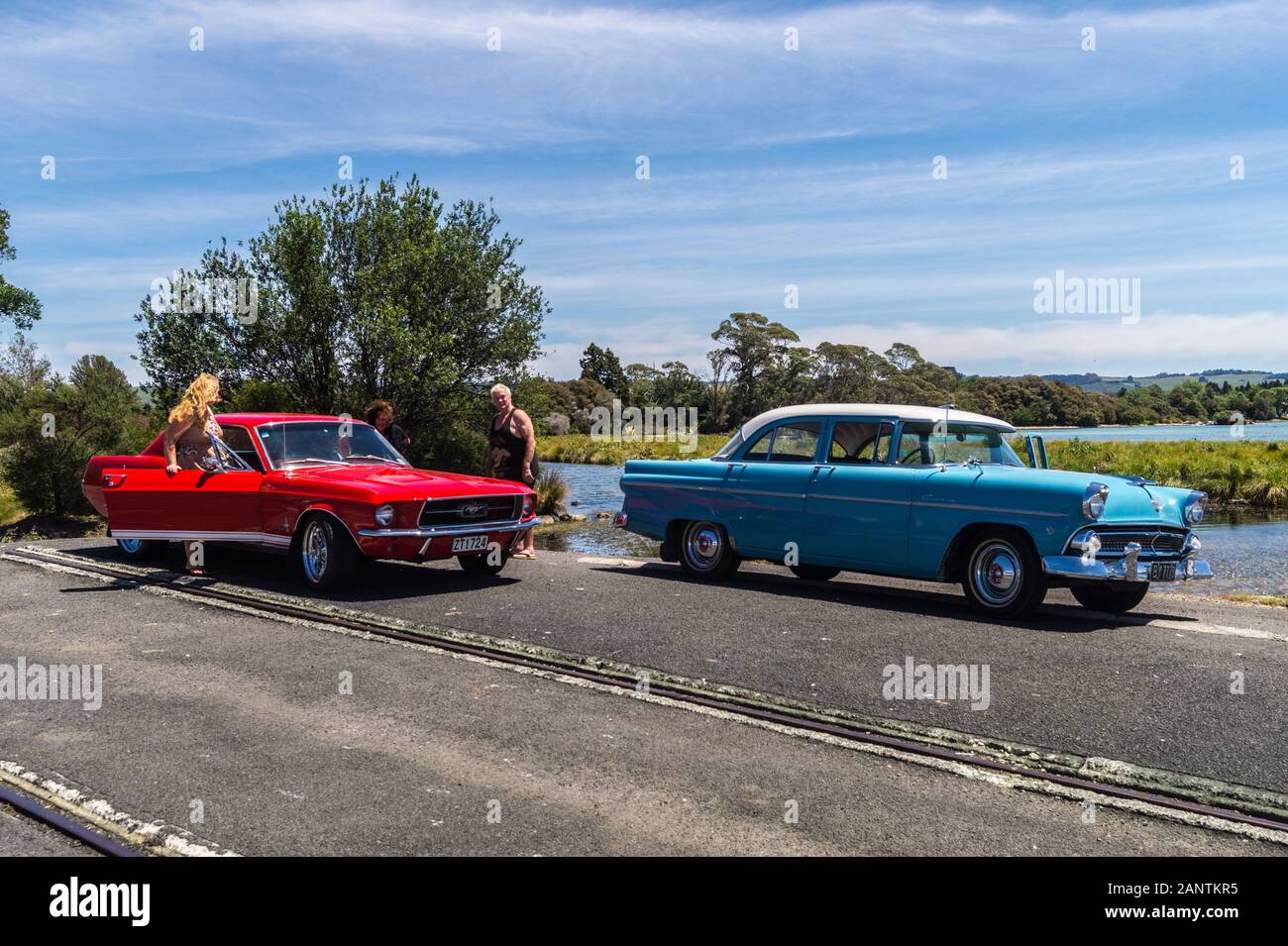 1955 Ford Customline Fordorer V8 Limousine und 1967 Ford Mustang Hardtop, Rotorua, North Island, Neuseeland Stockfoto