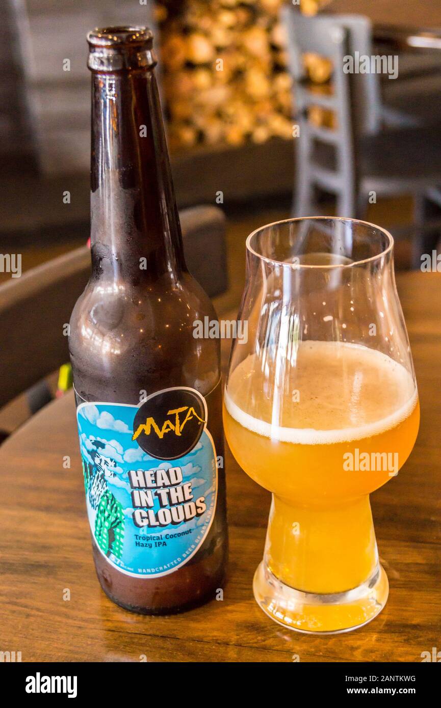 PHOTO Mata 'Head in the Clouds' Tropical Hazy Coconut IPA Craft Beer, Blind Finch Hamburgeria Restaurant und Bar, Rotorua, North Island, Neuseeland Stockfoto