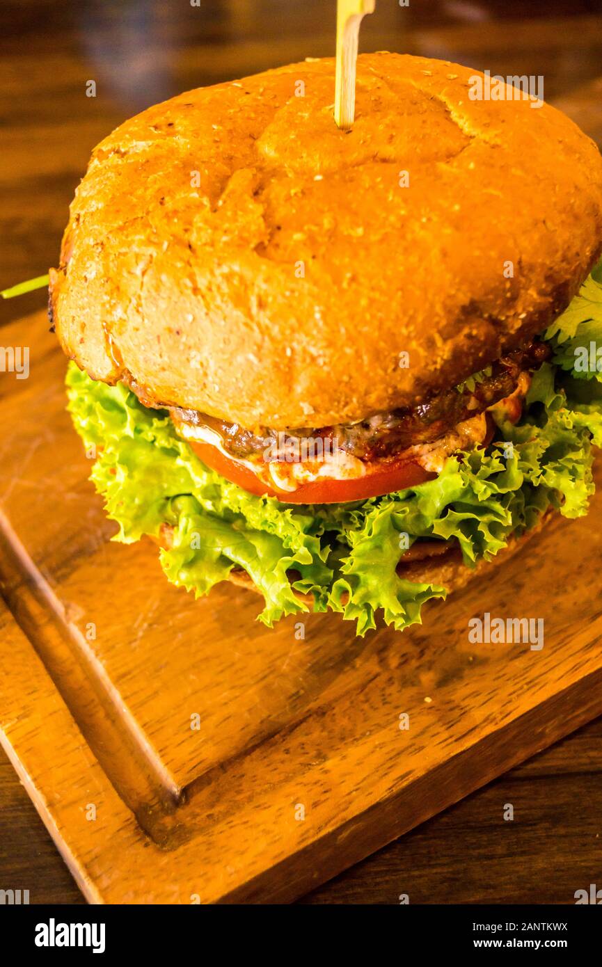 "Tandoori Huhn Bombay Express 'Burger, Blinden Finch Hamburgeria Hamburger Restaurant und Bar, Rotorua, North Island, Neuseeland Stockfoto