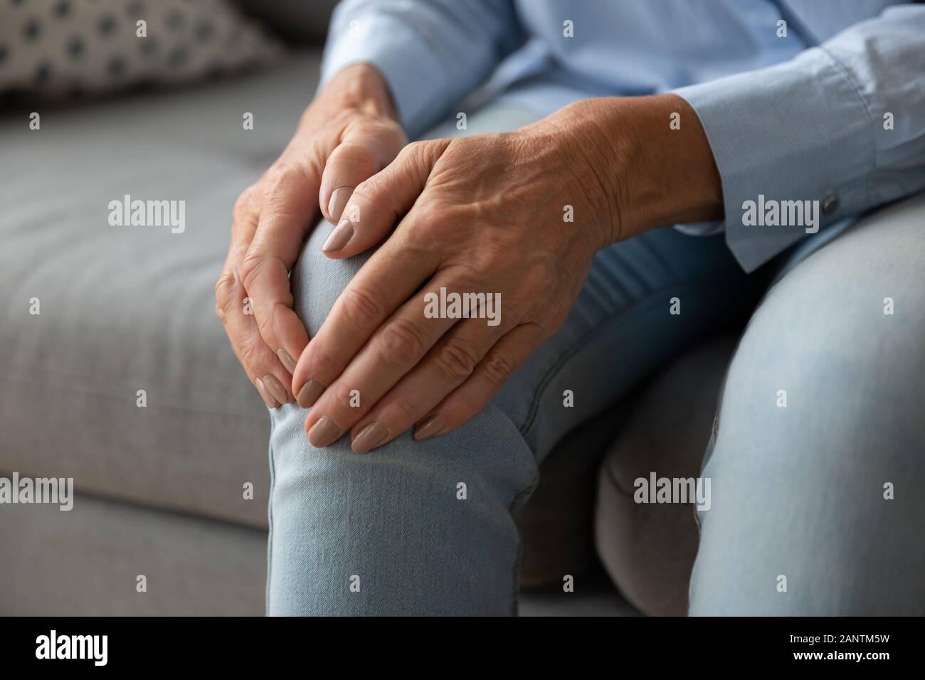 Nahaufnahme der älteren Frau knie Berühren mit den Händen, Gefühl, Schmerz Stockfoto