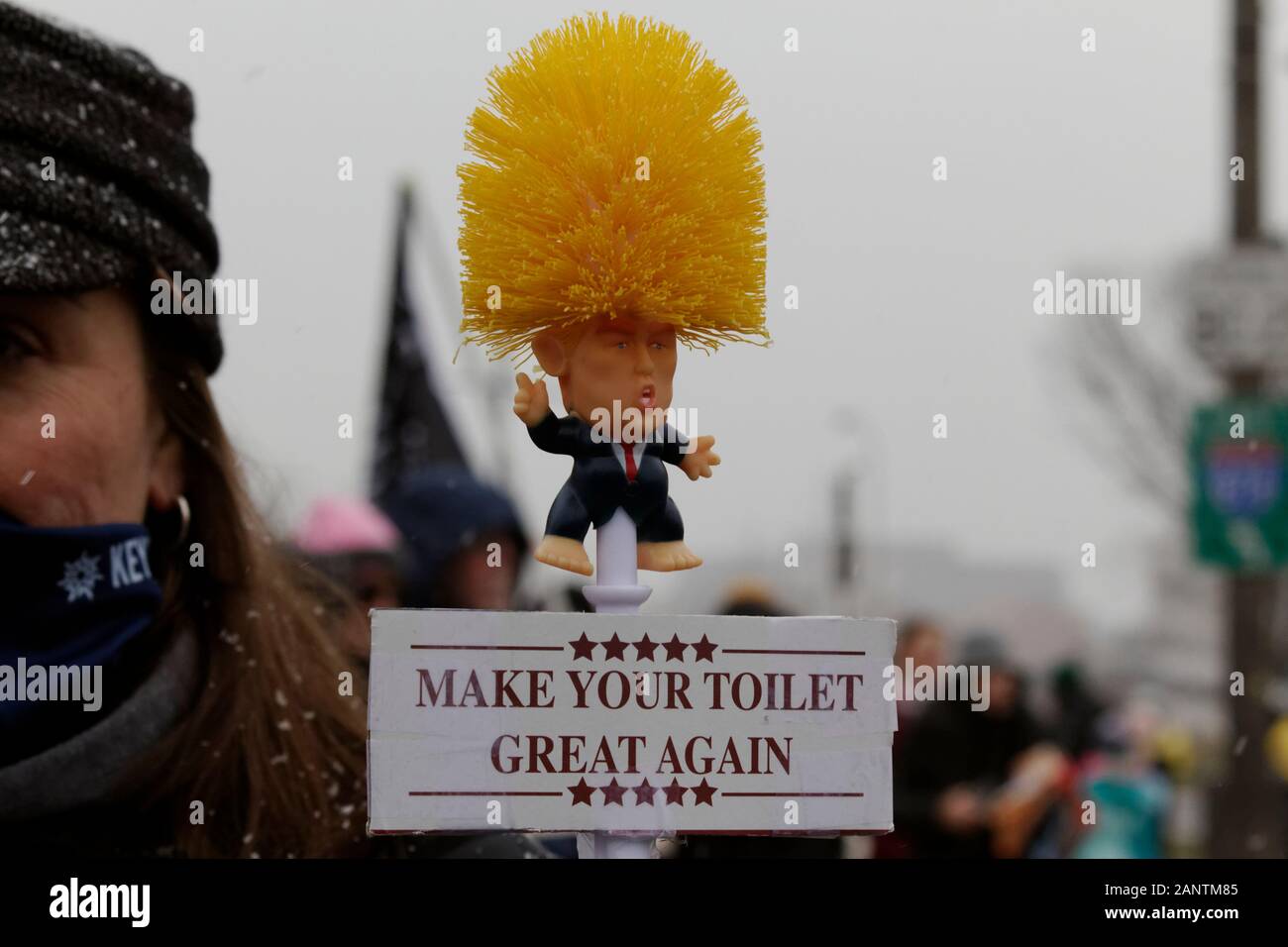 Philadelphia, PA, USA - 18. Januar 2020: Donald Trump-förmige WC-Bürste ist im März der vierten jährlichen Frauen in Philadelphia gesehen. Stockfoto