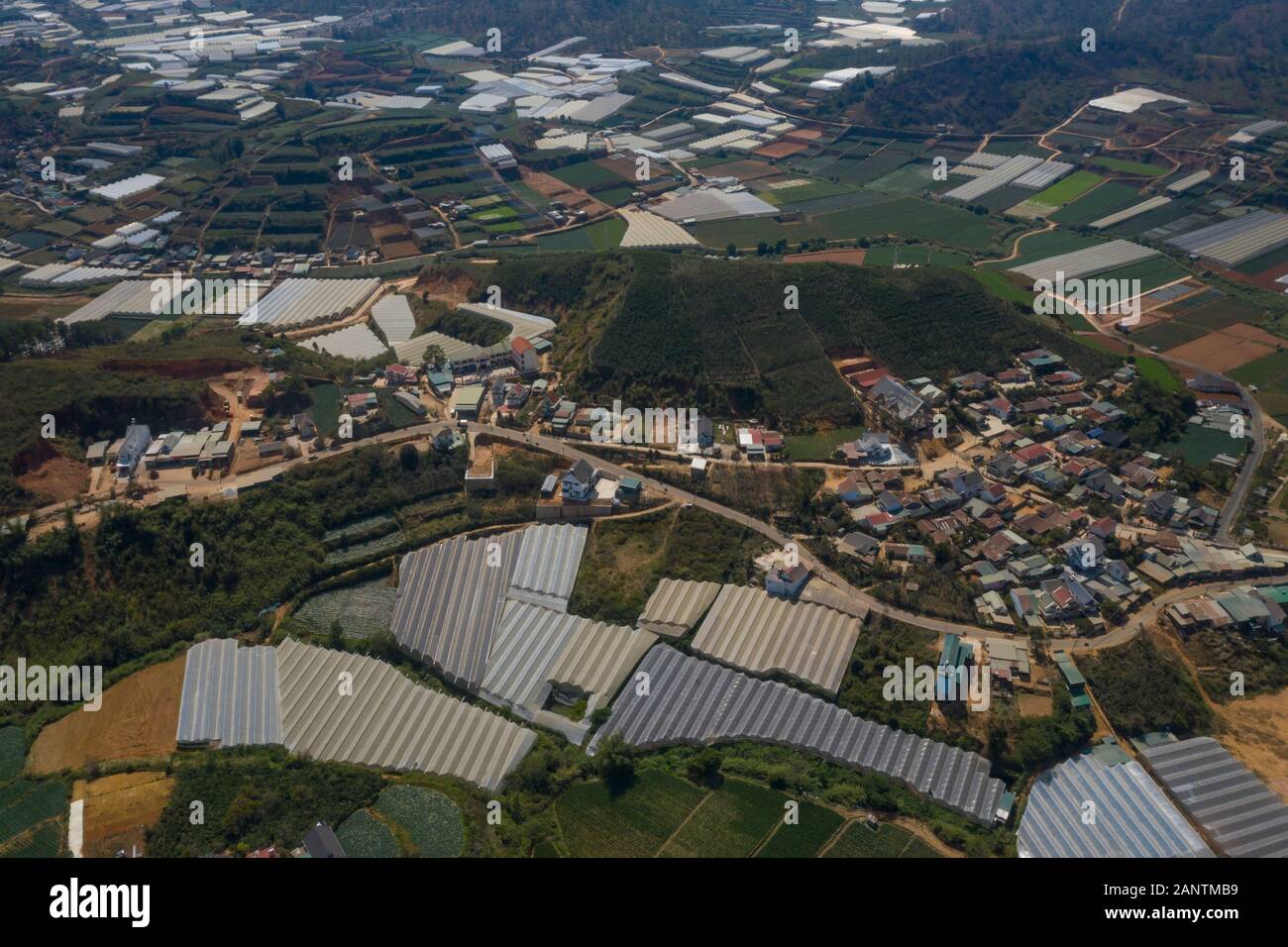 Dalat oder da Lat, Vietnam Luftfoto der landwirtschaftlichen Fläche zeigt Farmen, Berge und Gewächshäuser. Dieser Hochlandbereich ist für Arabica-Kaffee bekannt Stockfoto