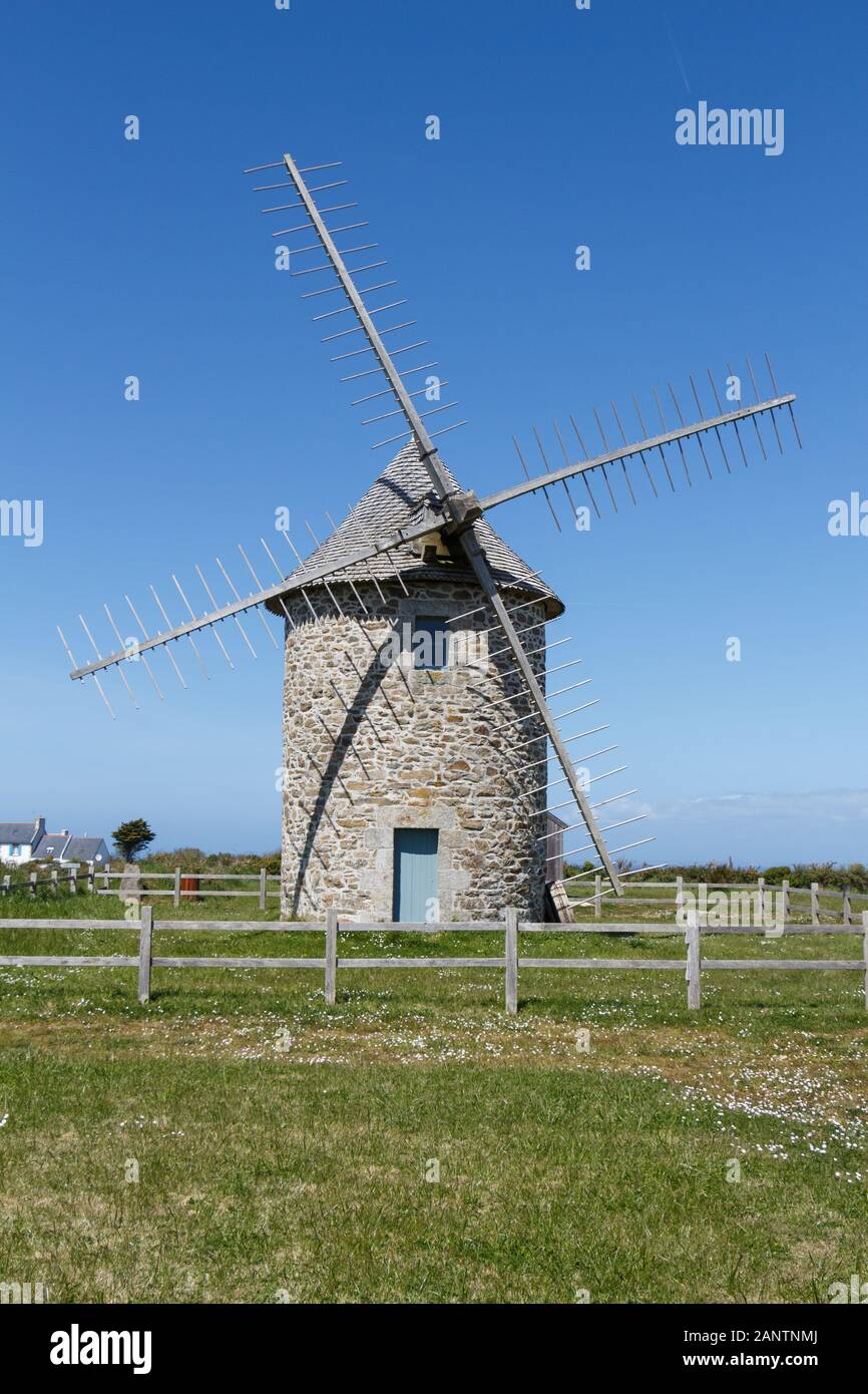 Windmühle in Stein in Cleden Cap Sizun gemacht Stockfoto