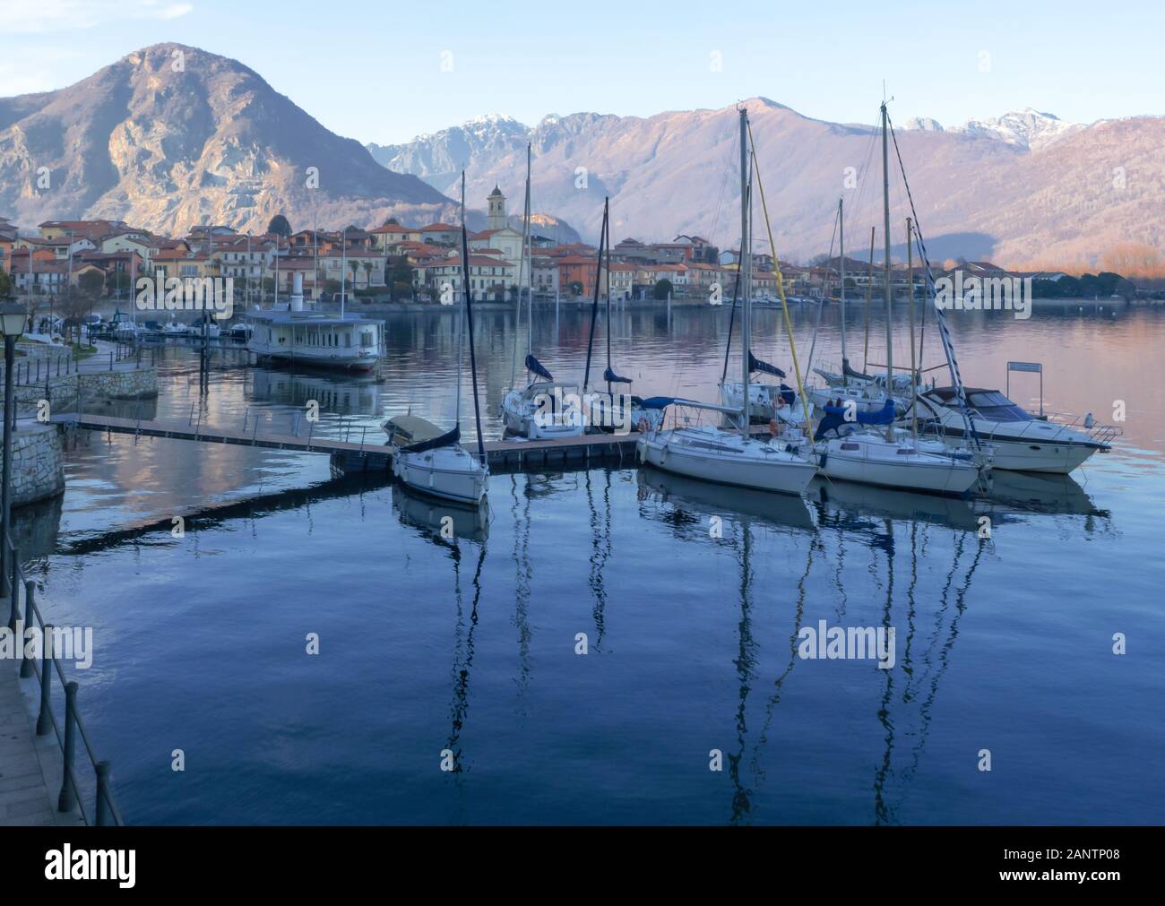 Segelboote günstig vor feriolo, eine charakteristische Stadt mit einem touristische Berufung an der Küste des Lago Maggiore Piemont Stockfoto