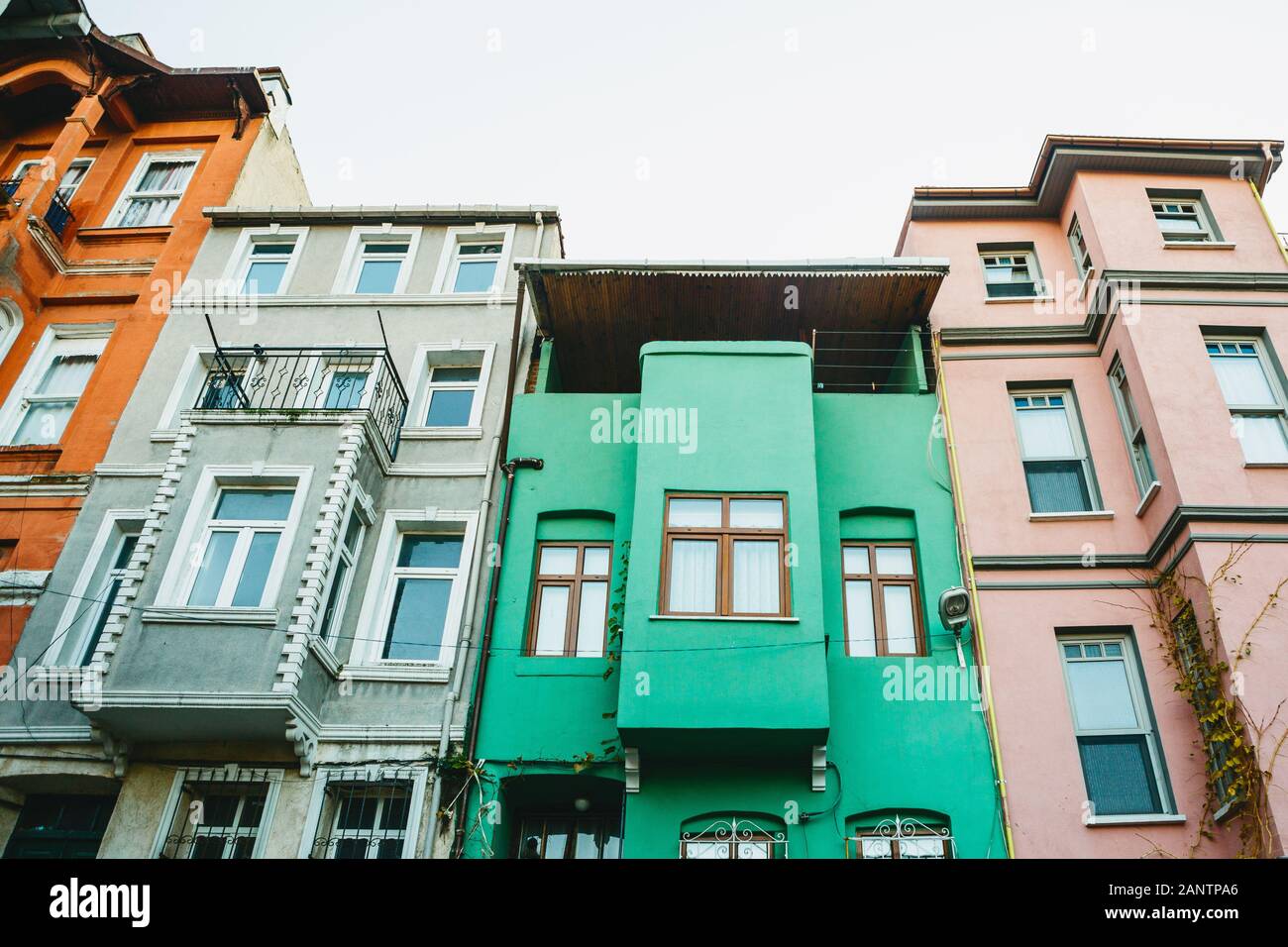 Alte traditionelle Apartment Gebäude in der balat Bezirk von Istanbul in der Türkei. Die Häuser in diesem Bereich wurden im 15-18 Jahrhundert gebaut, nicht später. Stockfoto