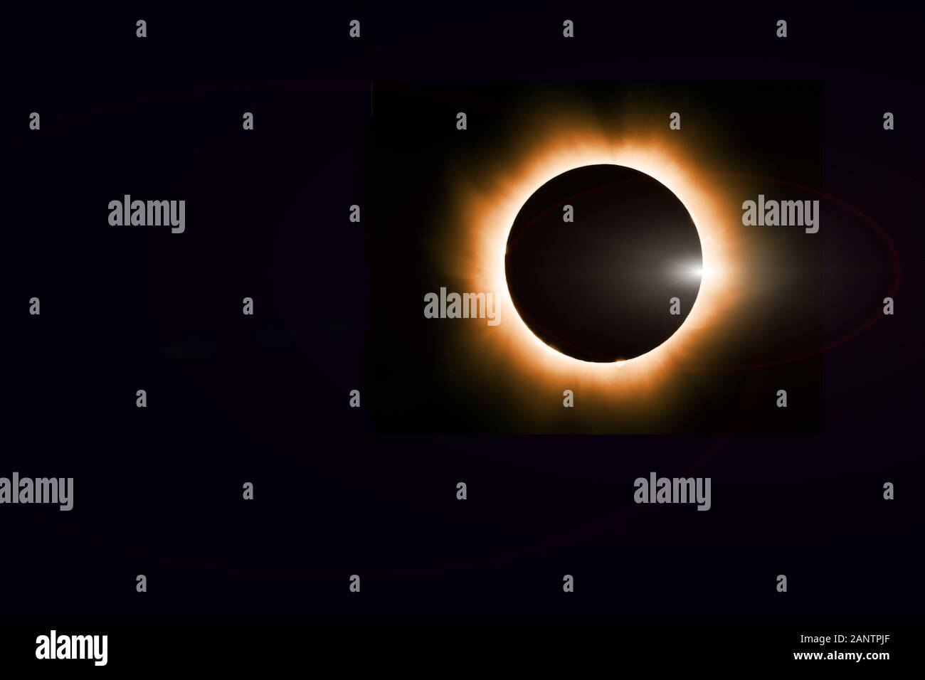 Totale Sonnenfinsternis, natürliches Phänomen, wenn der Mond zwischen Erde und Sonne kosmischen Hintergrund mit Kopie Raum geht Stockfoto
