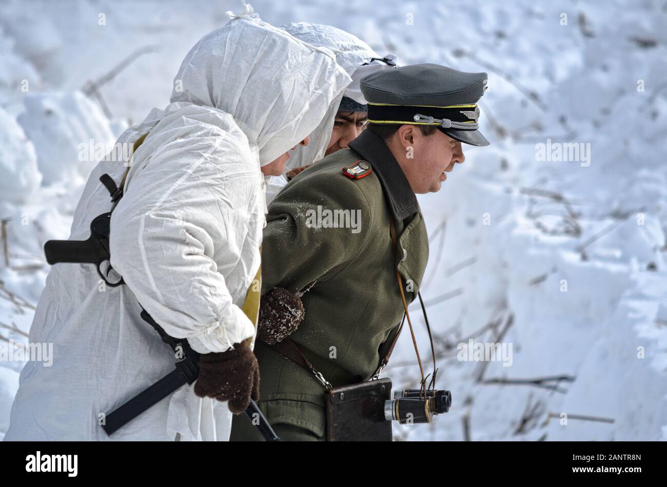 Rekonstruktion der Ereignisse des Zweiten Weltkrieges, die Rote Armee sind ein Deutscher Offizier. Russland, Samara, 28. Februar 2015. Stockfoto