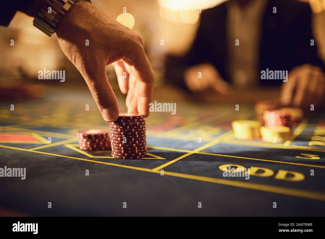 Ein Spieler spielt Roulette in einem Casino. Stockfoto