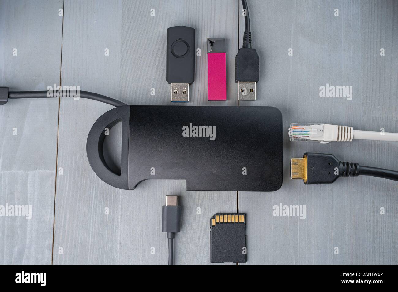 USB Typ-C-Adapter oder Hub mit verschiedenen Accessoires - Pendrives, HDMI, Ethernet, Speicherkarte, Kabel. Flach Ansicht von oben. Stockfoto