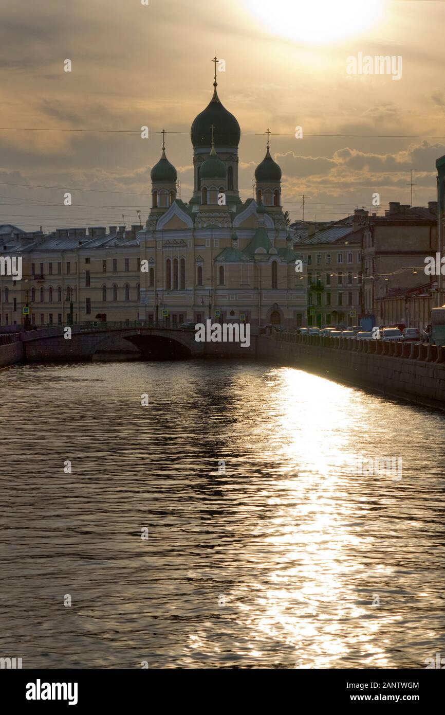 Isidor Kirche auf der Griboedov Kanal bei Sonnenuntergang. St. Petersburg, Russland Stockfoto