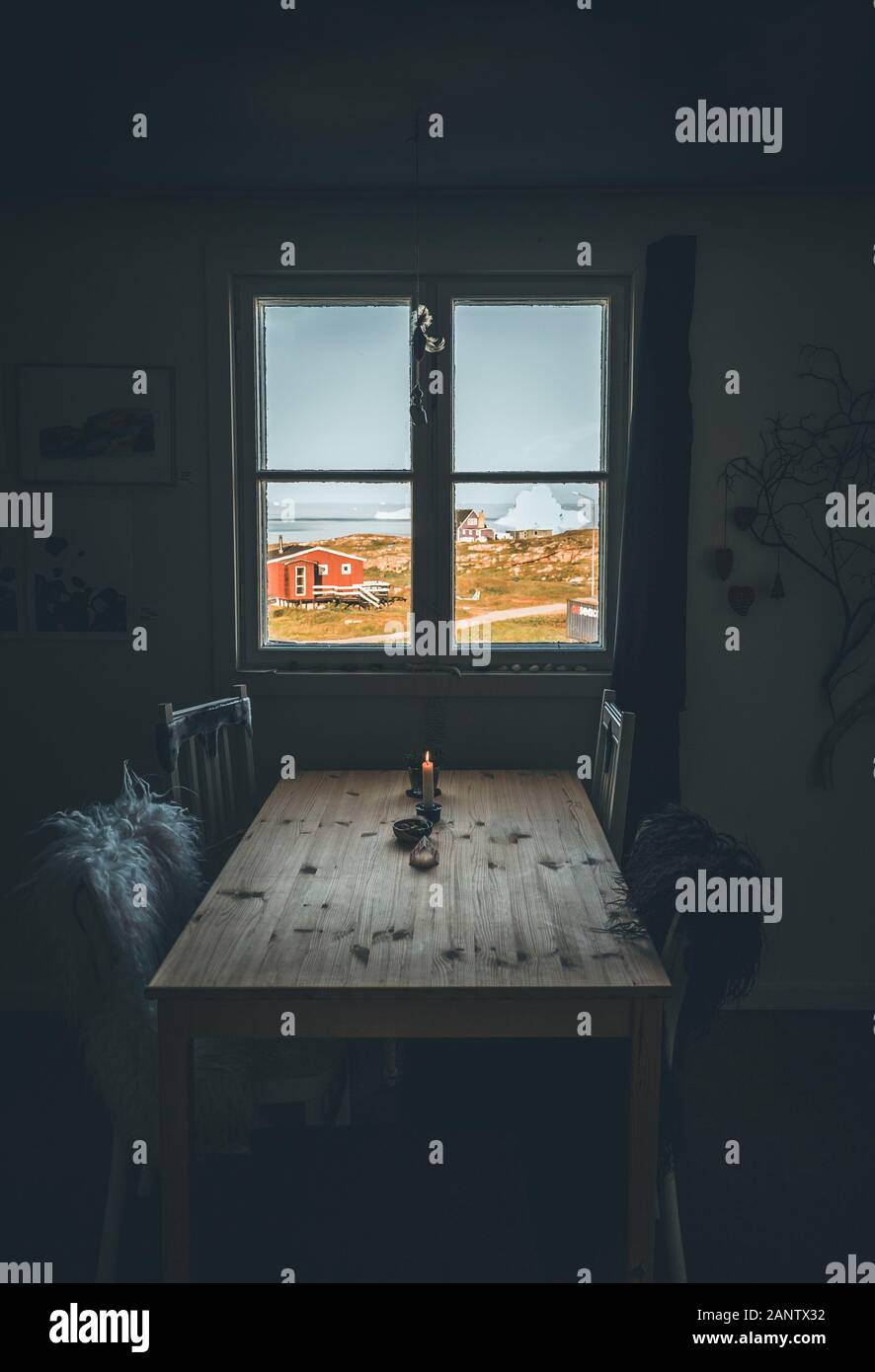 Interieur Mit Esstisch Und Arktischen Landschaft Mit Eisbergen Mit Tageslicht Und Fenster Aussicht Wolken Und Wasser Reflexionen Mit Bunten Hausern Phot Stockfotografie Alamy