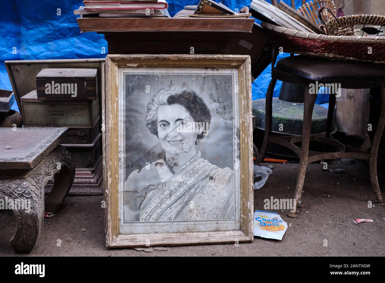 Ein gerahmtes altes Foto der ehemaligen indischen Premierministerin Indira Gandhi, das auf Dem Diebemarkt (Chor Bazar) in Mumbai zum Verkauf steht Stockfoto