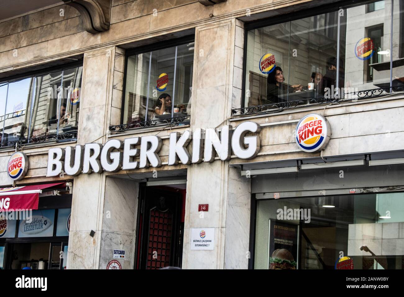 Burger King fastfood am TaksimPlatz und die Menschen in der Nähe von Es. Burger King