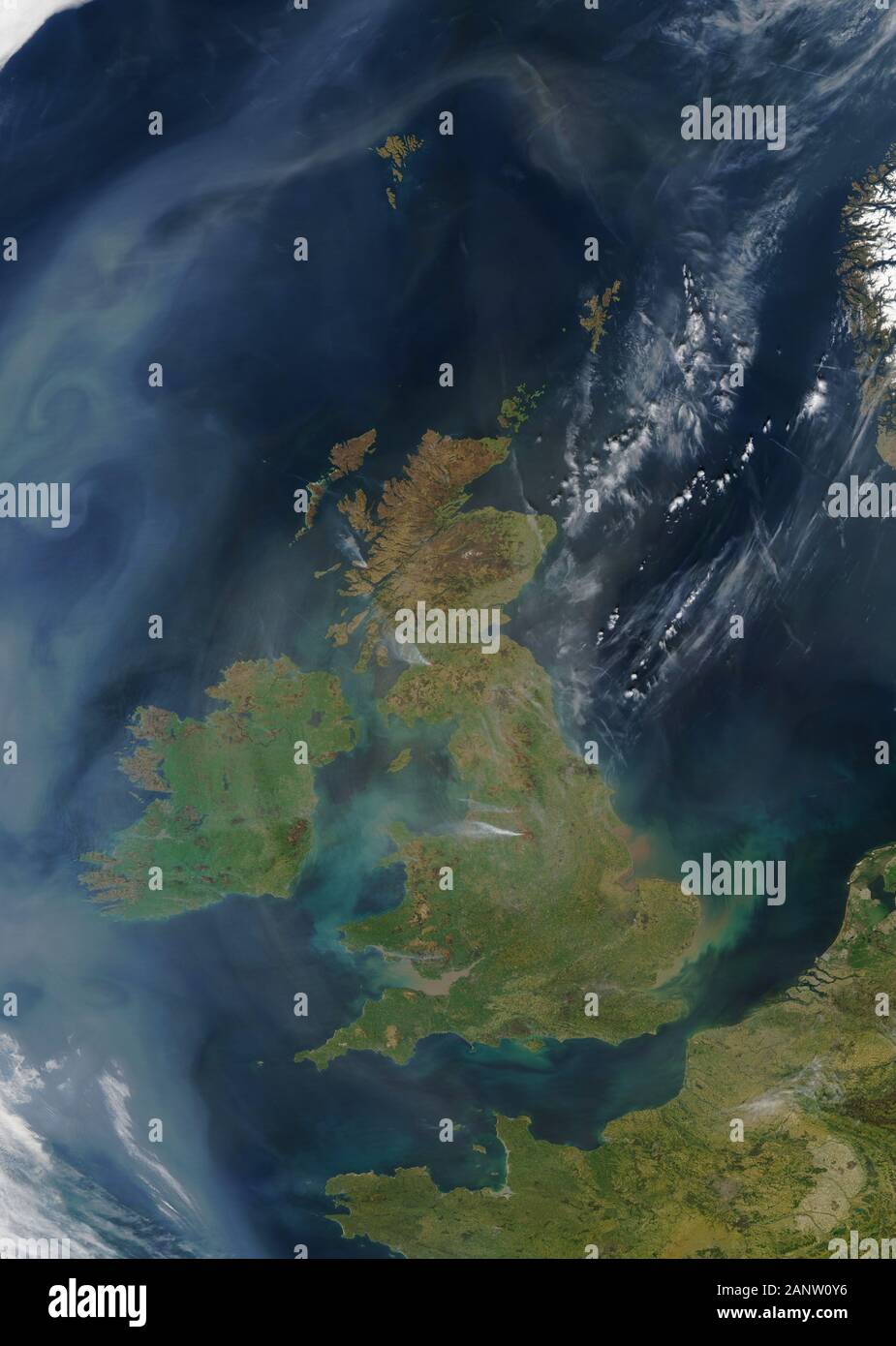 Sat-Blick auf den Britischen Inseln von April 2015 einige Waldbrände im Norden von England und Schottland sichtbar sind Stockfoto