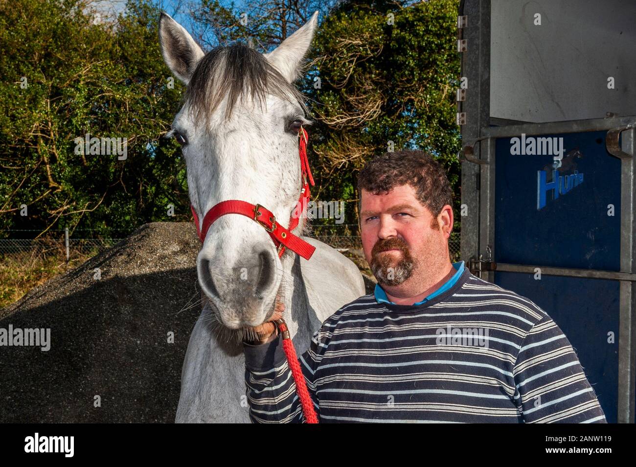 Dunmanway, West Cork, Irland. 19 Jan, 2020. West Cork Chevals hosted a heute Cheval in Hilfe von Dunmanway und Bezirk Gemeinderat. Cheval bestand aus 31 Pferde und Ritt von Ballabuidhe rennen Feld Ballinacarriga GAA Boden und zurück. Bei cheval war Paul Ryan von Skibbereen mit "Starlight". Credit: Andy Gibson/Alamy leben Nachrichten Stockfoto