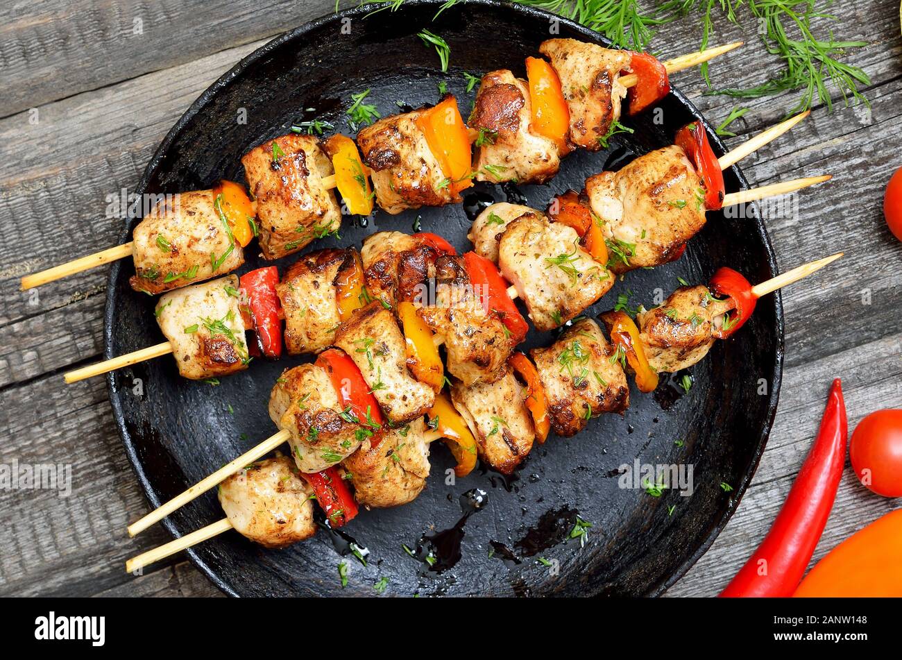 Vorspeise chicken Kebab mit Gemüse. Ansicht von oben, flach Stockfoto